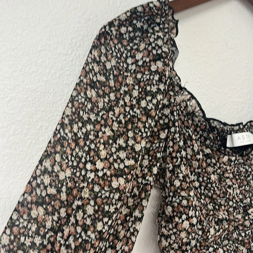 ASTR The Label Floral Ruched Sweetheart Neck Crop Top